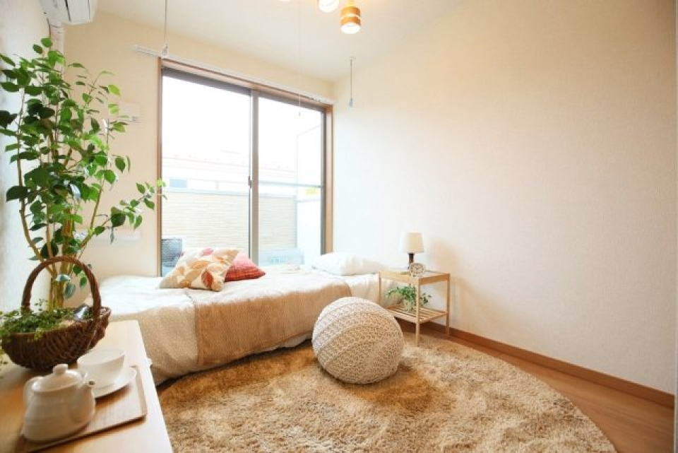 窓も大きく、お部屋が開放的に見えるのが特徴です。

※家具・小物はイメージです