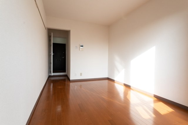 南西向きで明るい陽射しがはいります。