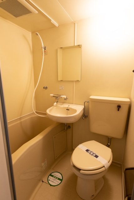 洗面台、浴室、トイレは同じ空間にあります。
