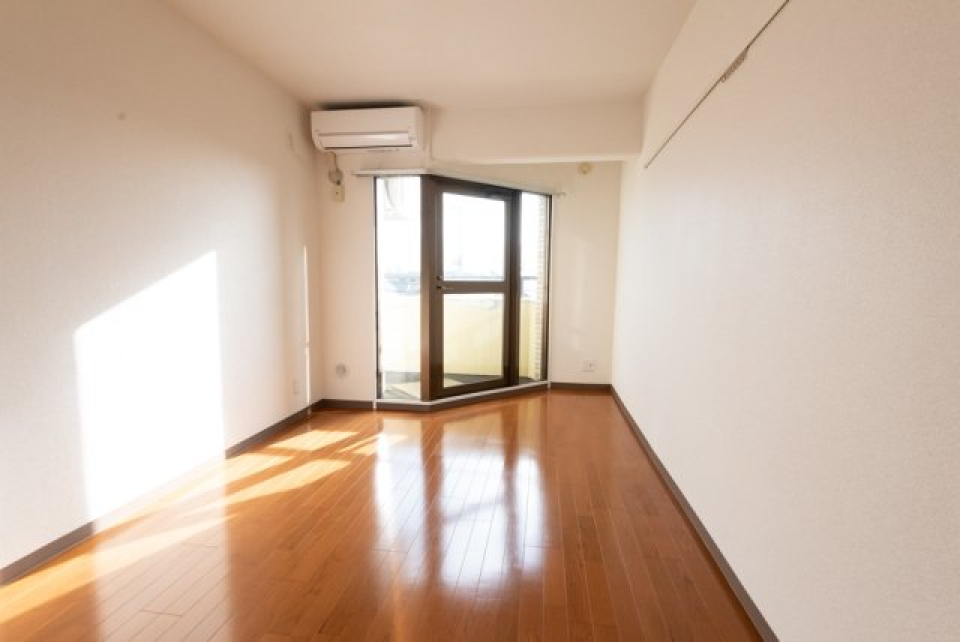 バルコニーに出る扉が斜めになっているのが特徴的。