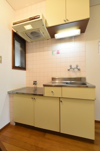 正面からちゃんと向き合ったキッチンはこんな感じです。