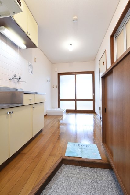 玄関のドアからの視点です。