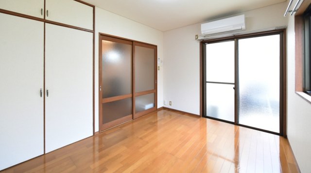 どこか懐かしさを感じるお部屋。床がリノベーションされています。