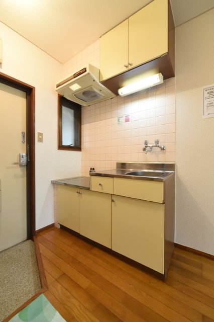 キッチンを遠くから見守るとこんな感じです。