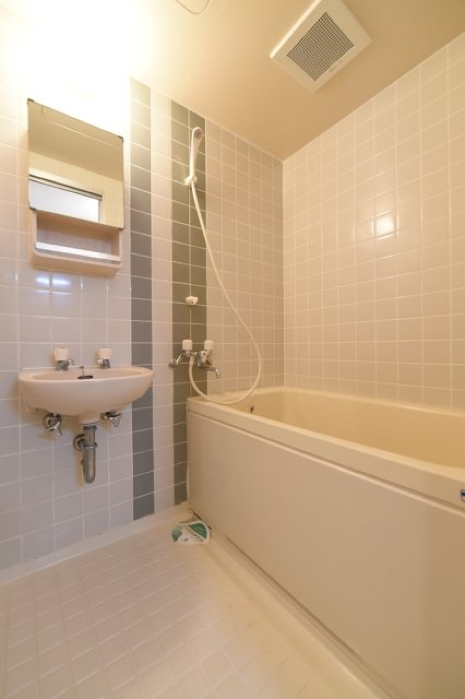 タイルがいい味を出している、バスルームです。