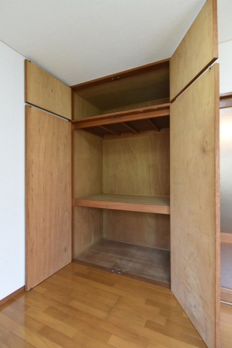 上段にもしっかりと押し込めるスペースを兼ね揃えたクローゼット。