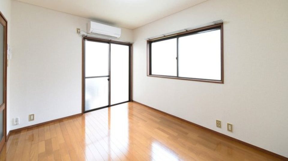 白い壁なので、光が入るとより開放的に見えます。