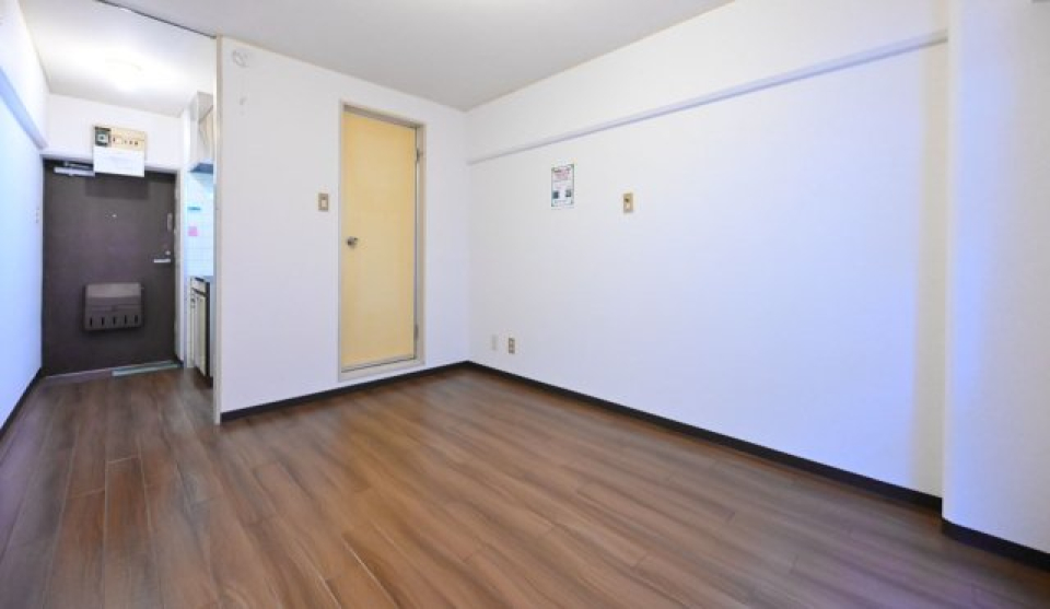 玄関まで一直線です。