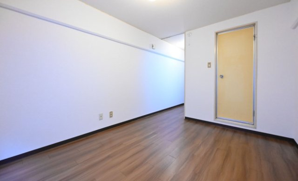 右手の扉から浴室へ入ることができます。