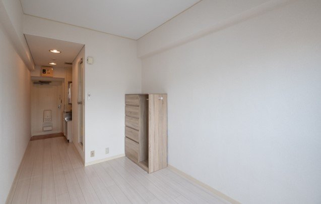 明るいトーンのお部屋に、ちょこんと可愛げのある収納があります。