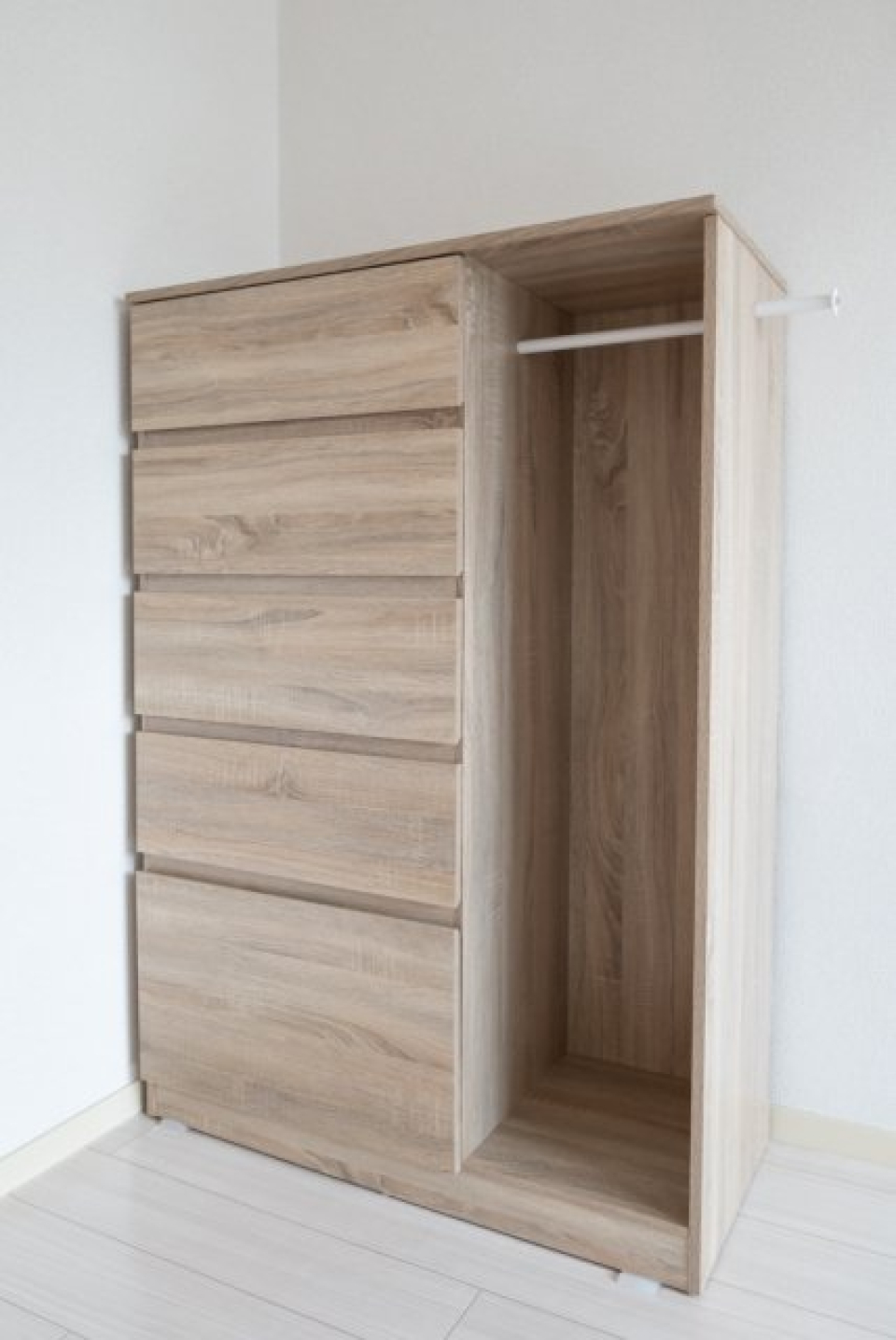 ウォルナットのような素材で、優しい感じがする収納棚です。