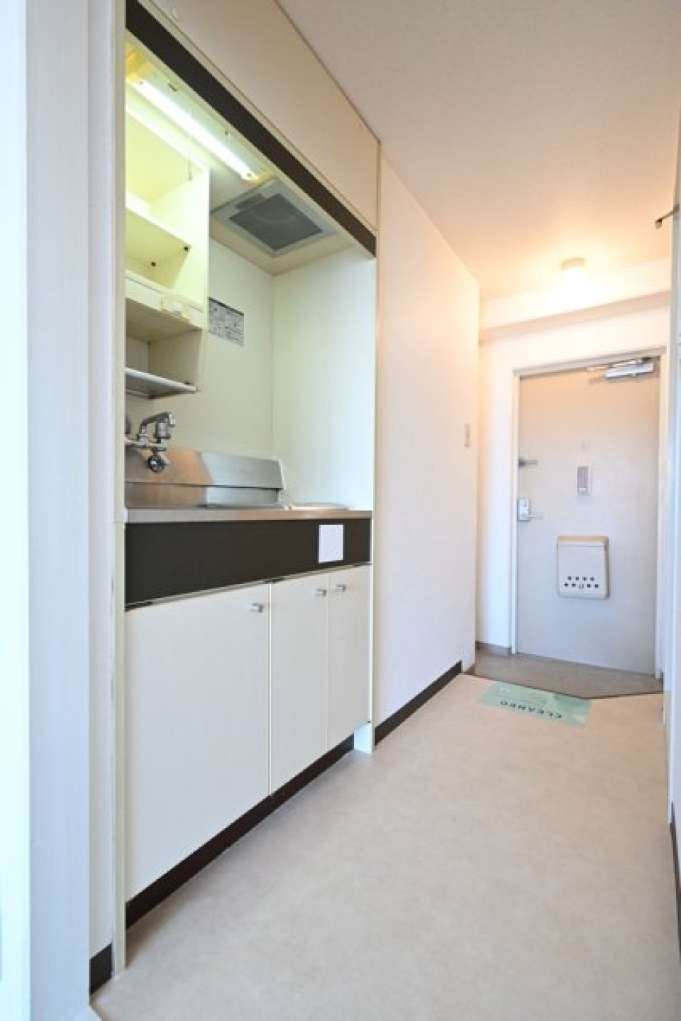 廊下にキッチンがあります。