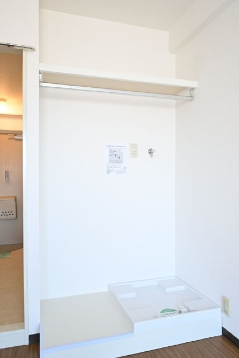室内洗濯機置場です。上部にハンガーパイプが付いています。