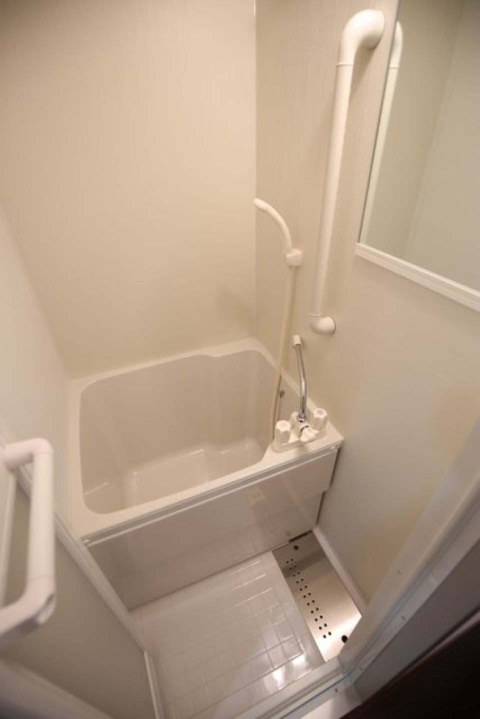 浴室もシンプルな造りになっています。