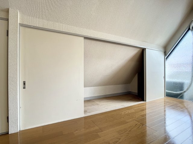 中も斜めになっているため容量は少なめです。