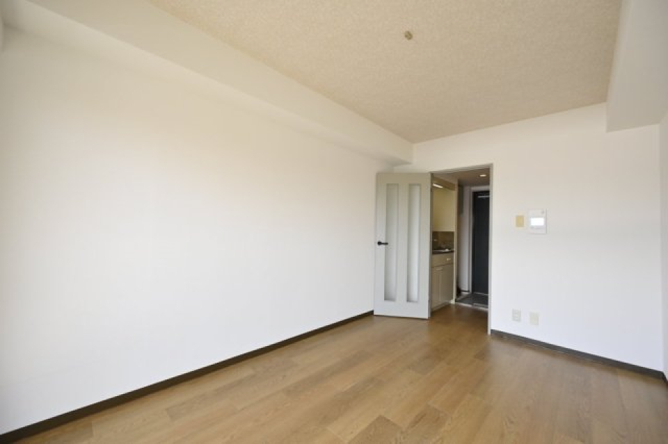 シンプルなフローリングに白い壁紙のお部屋になります。