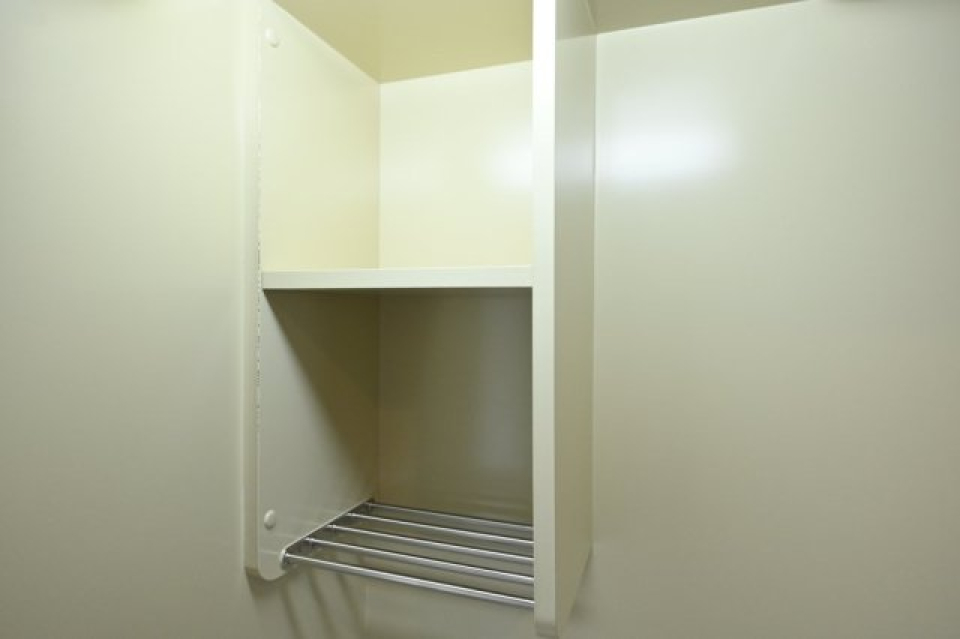 収納棚は小さめなので、足元の収納もうまく使いたいですね。