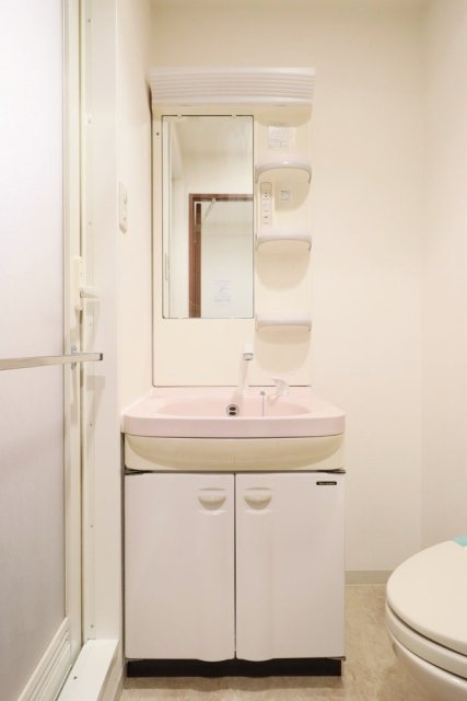 白でまとめられた独立洗面台です。