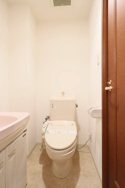 洗面台の隣にトイレが設置されています。