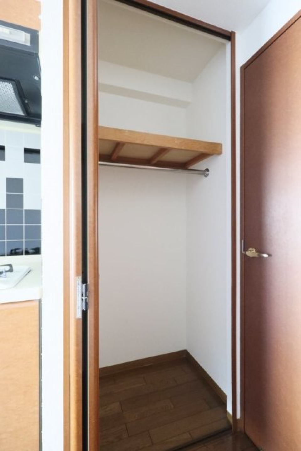 クローゼットを開けるとセクション分けがされています。