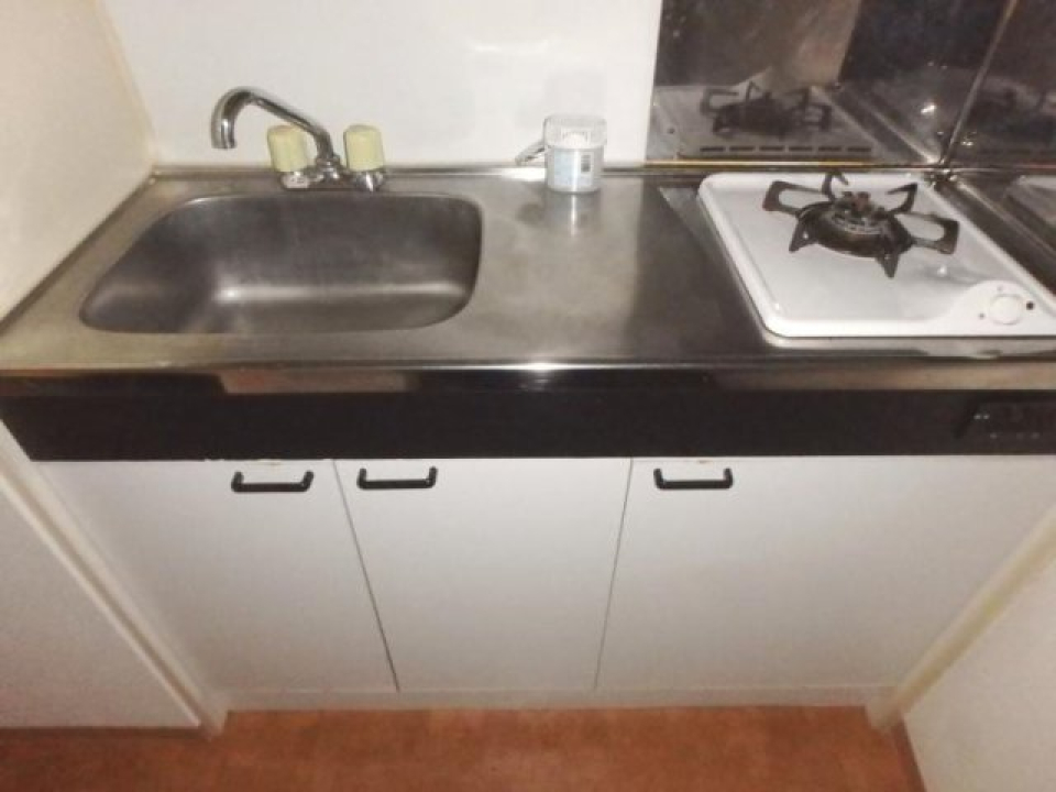 キッチンはシステムキッチンで、1口ガスコンロとなっています。