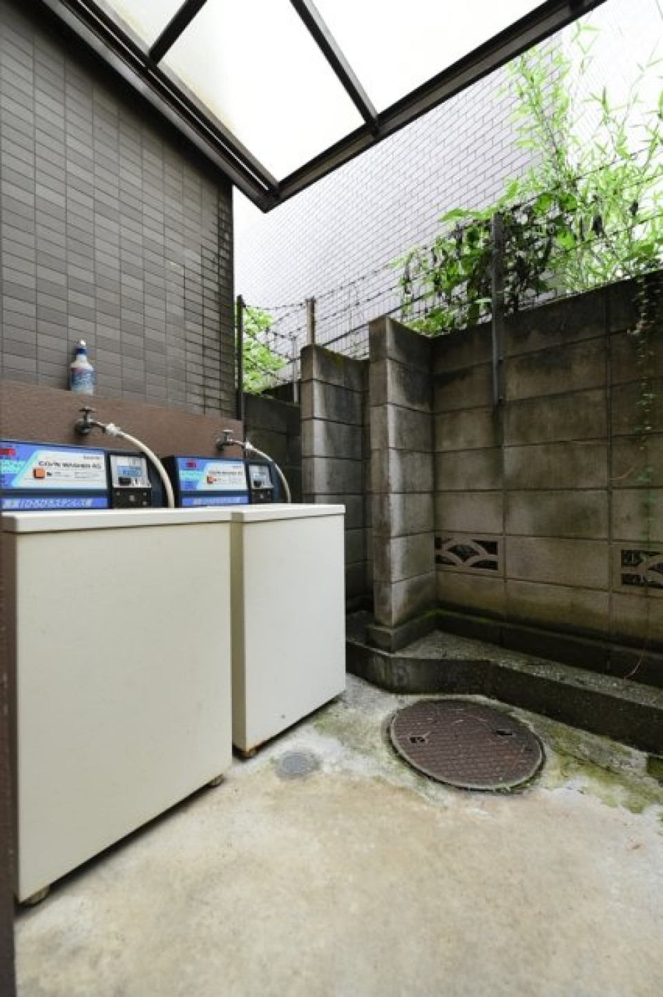 洗濯機は共有なので、別場所にあります。お部屋がその分広々しています。
その他共有部分