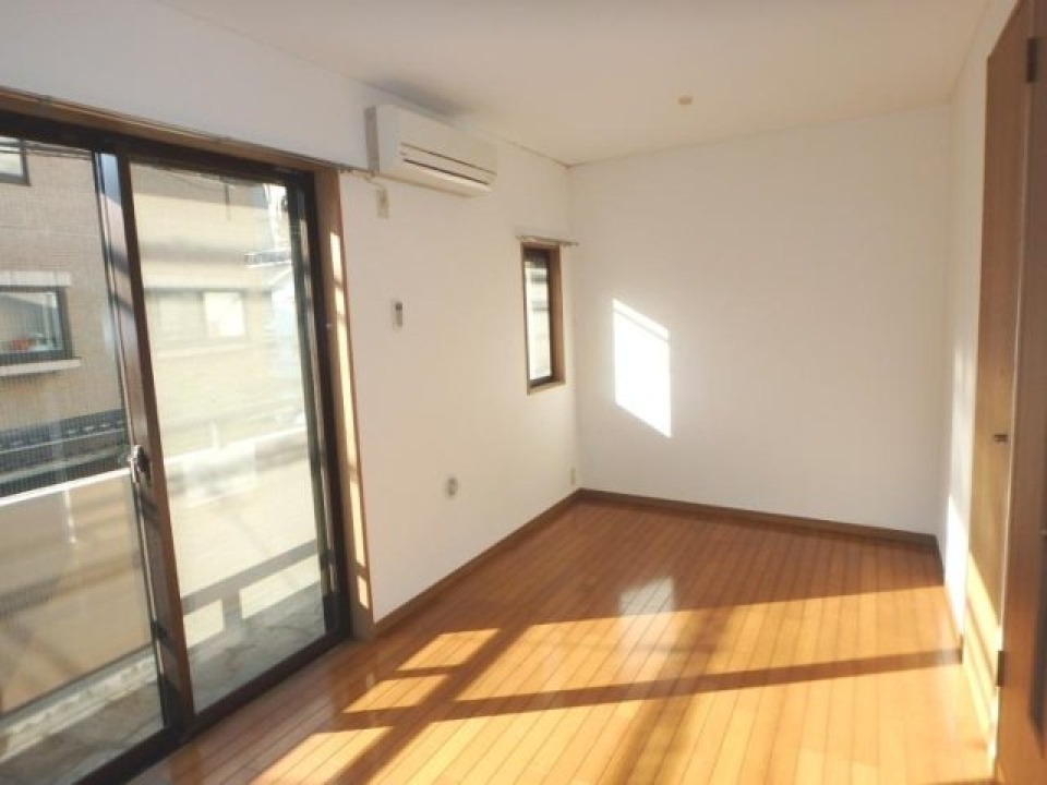 大きな窓と、小窓からはたくさんの光が入り、目覚めの良い朝を迎えられそうなお部屋です。