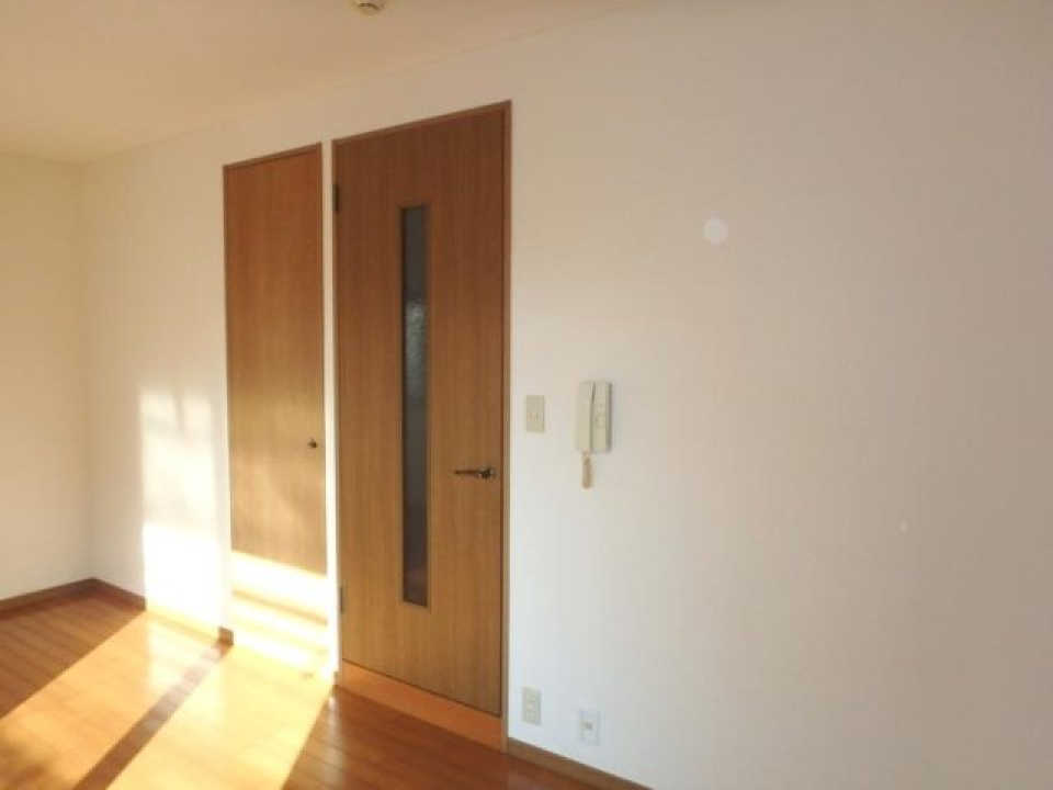 扉の色味もブラウンで、お部屋全体の色味も落ち着いているので、ほっこりとしたお部屋の印象です。