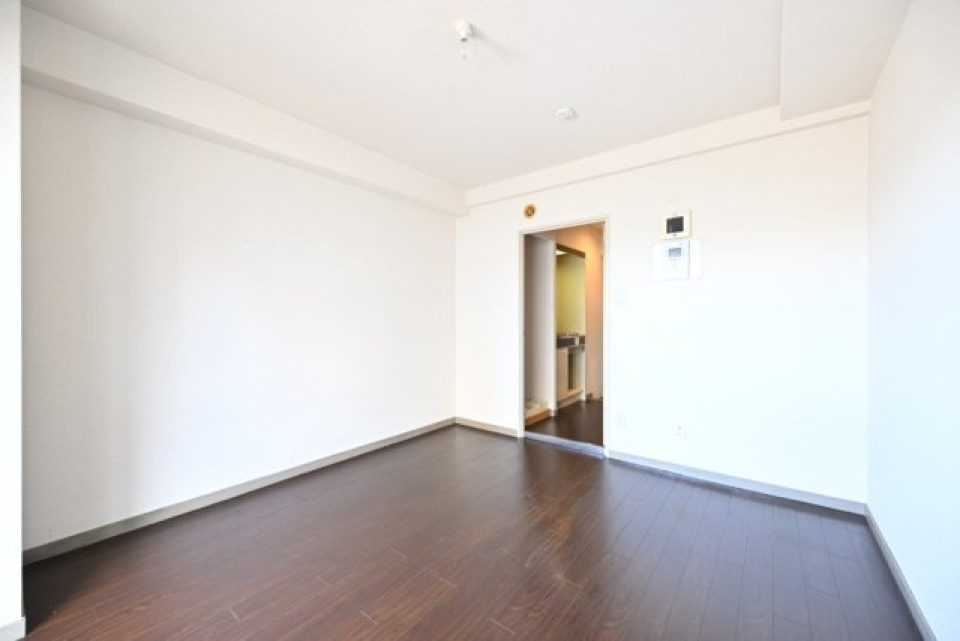 東急田園都市線「三軒茶屋」より徒歩10分の1K。閑静な住宅街に建つマンションです。