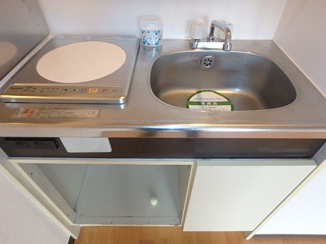 1口IHコンロが設置されています。まな板はシンクに上手いこと重ねられるサイズを見つけるといいかも。