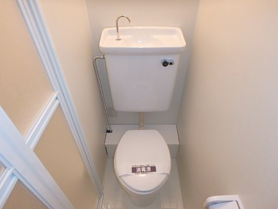 浴室のすぐ真横にトイレが！ちょっと窮屈に感じるかもしれないけど、ご愛嬌ということで。