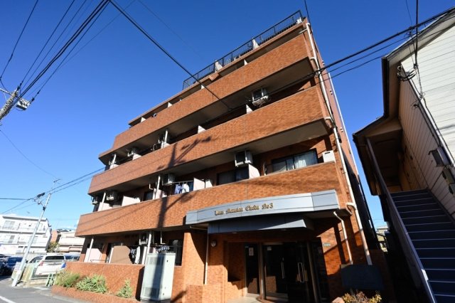 ５階建ての建物の３階に位置しています。