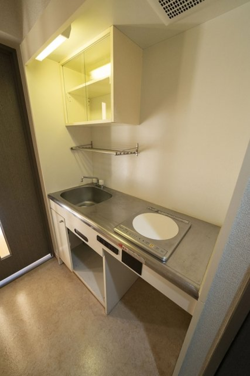 1口IHコンロが設置されています。足元や水場の上に収納スペースがあります。