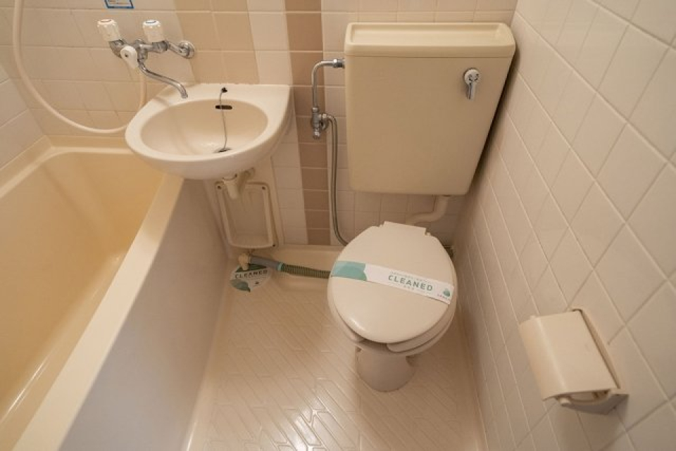 浴槽、洗面台、トイレが1つの空間にまとまっています。