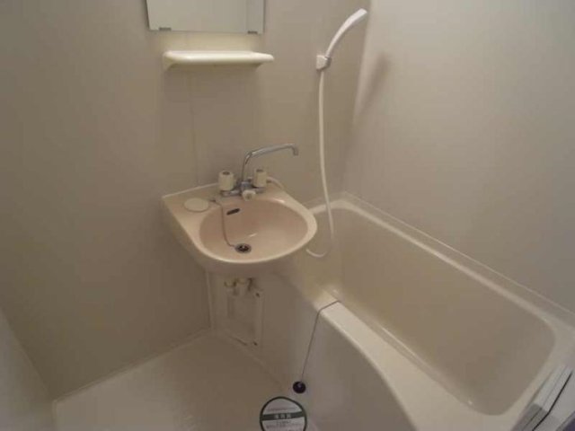 お掃除が楽な2点ユニットバスです。