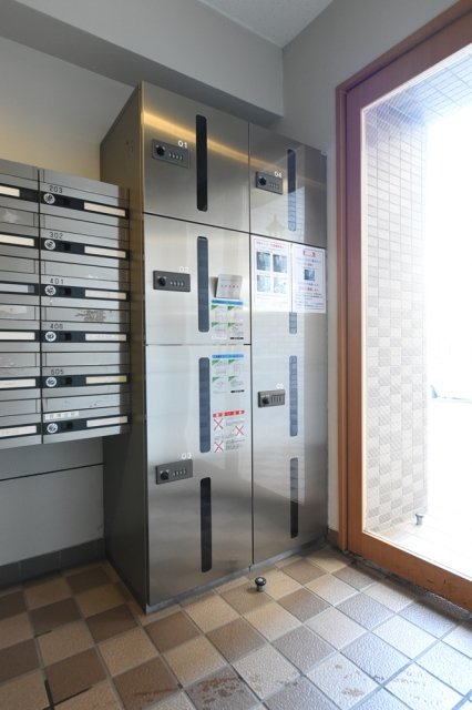 嬉しい宅配BOX付きです。