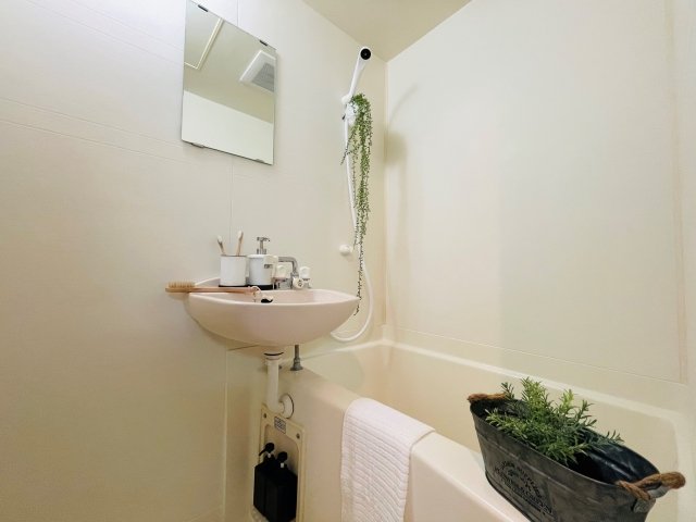 浴室です。シンプルな造りです。
※家具･小物はイメージです※