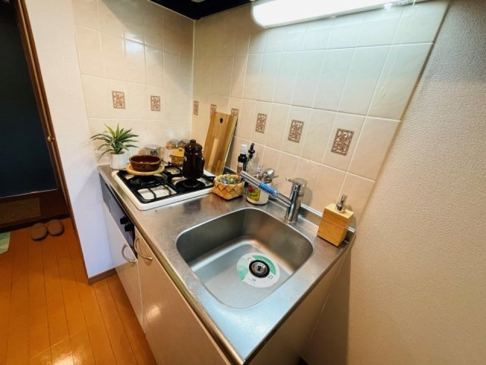 システムキッチンとなっており、2口ガスコンロ付きです。
※家具･小物はイメージです※