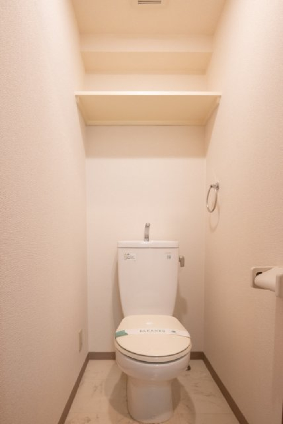 トイレです。頭上に収納棚が付いています。