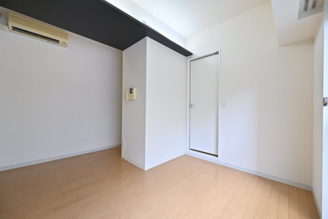 南向きで、日当たりの良い１K。新宿駅からも近いので、新宿で飲んで終電逃しても歩いて帰ってこれる距離です。