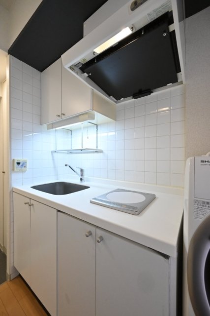 こちらはキッチン。白を基調としたキッチンでスタイリッシュ。