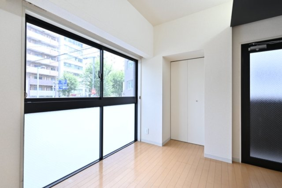 窓も大きく、南向きなので、たっぷりの日を浴びながら朝を迎えれそうです。