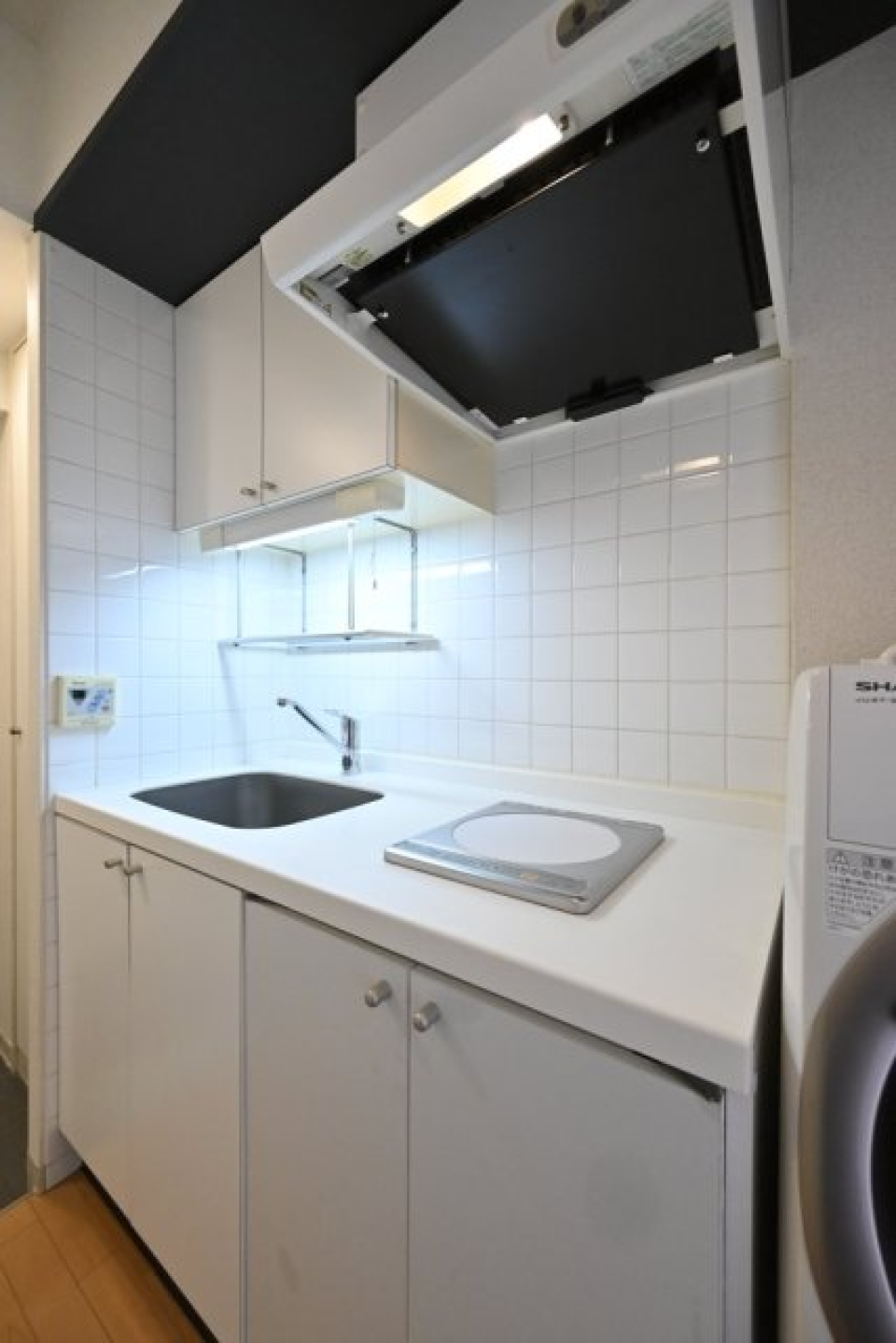 こちらはキッチン。白を基調としたキッチンでスタイリッシュ。