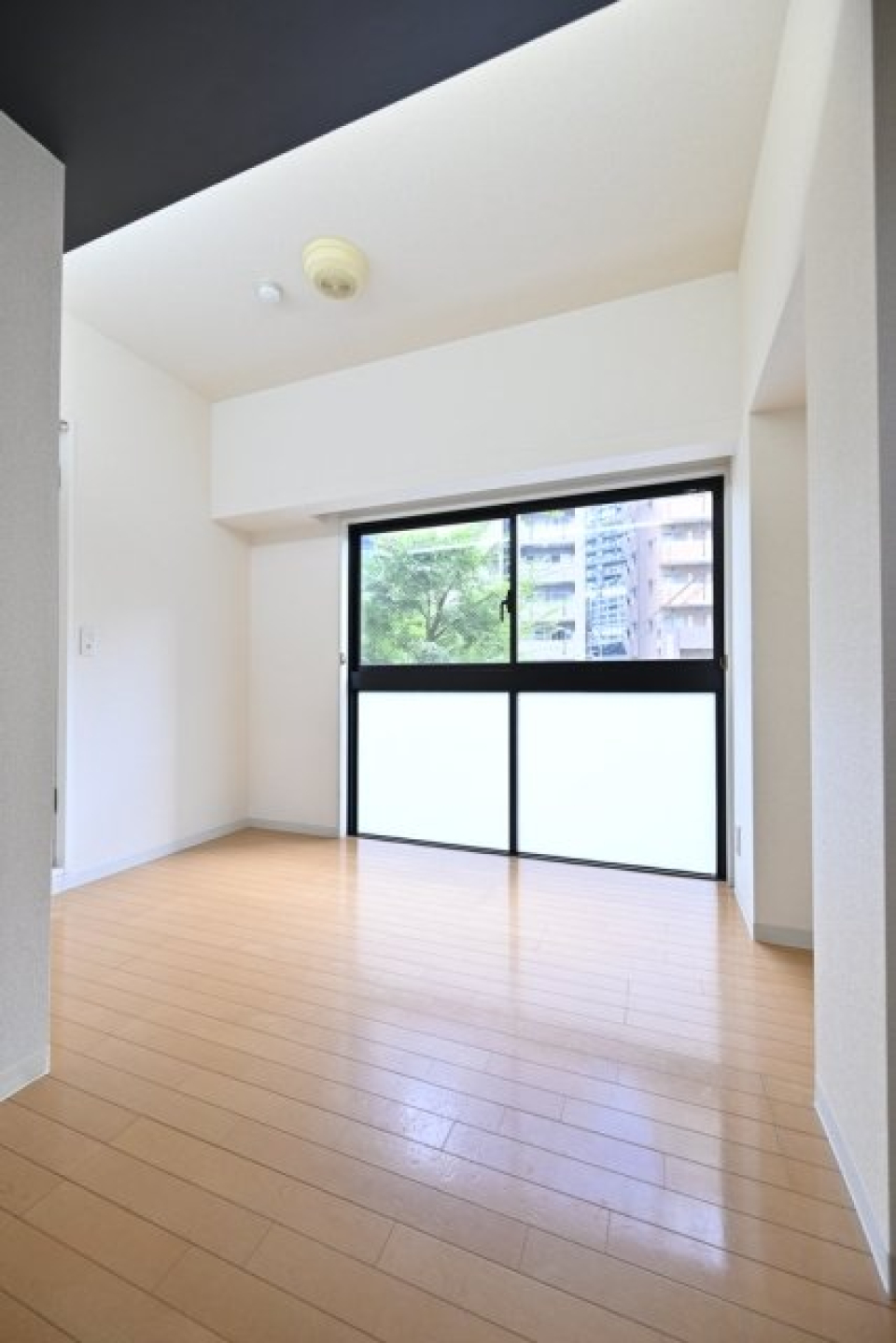 白い壁なので、光が入ると開放的に見えるお部屋。