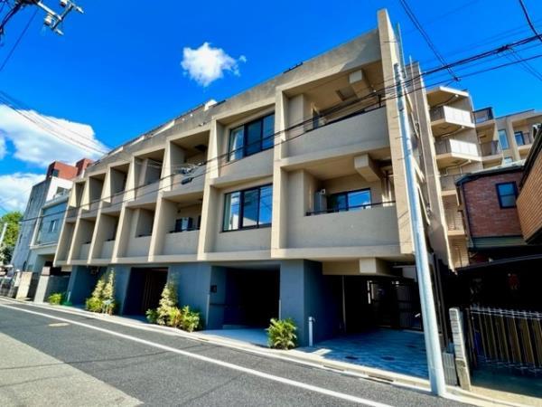 ６階建ての建物の４階にあるお部屋です。