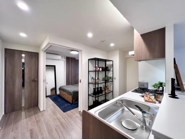 キッチンは腰高のワークトップで、リビングから見ると手元を隠せる設計になっています。