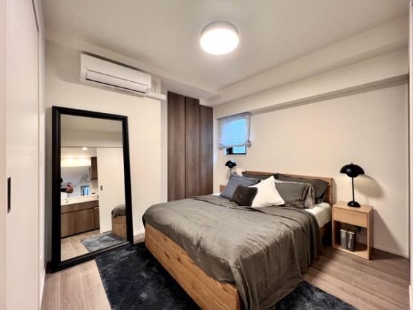 ５．７帖のベッドルーム。角部屋で北東向きで自然光を取り入れることができます。