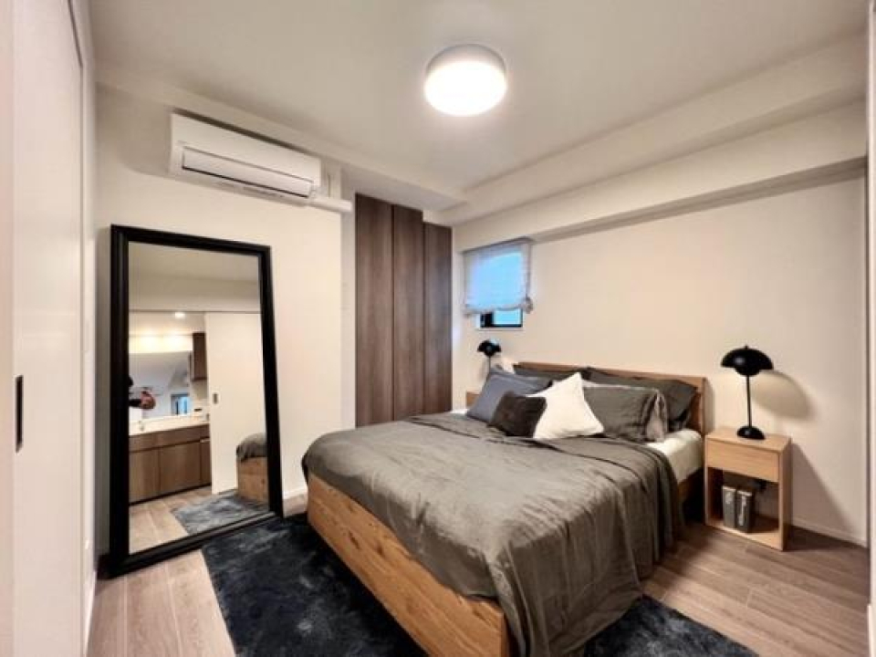 ５．７帖のベッドルーム。角部屋で北東向きで自然光を取り入れることができます。