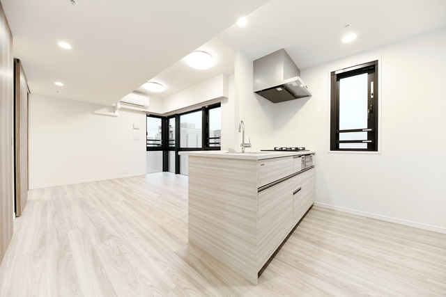 キッチンは３口のガスコンロが設置されています。窓があるので、自然光を感じながら料理ができますね！※写真は同タイプ住戸です。