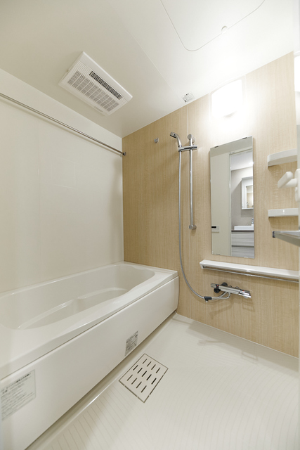 ナチュラルなパネルが採用された浴室です。※写真は同タイプ住戸です。